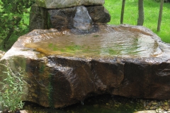 Findlingsbrunnen mit Säule